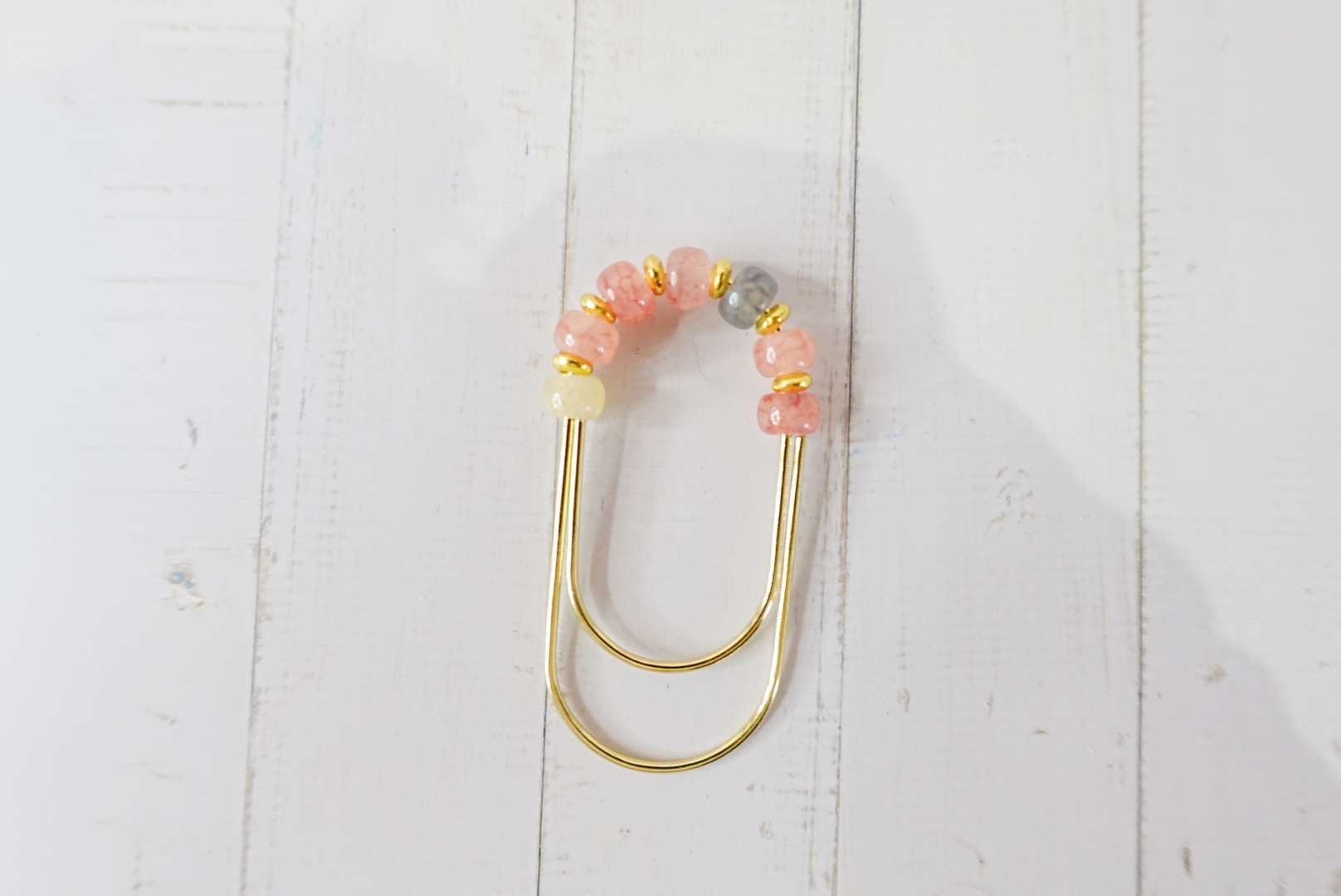 CLIP DECORATIVO DORADO CON CUENTAS